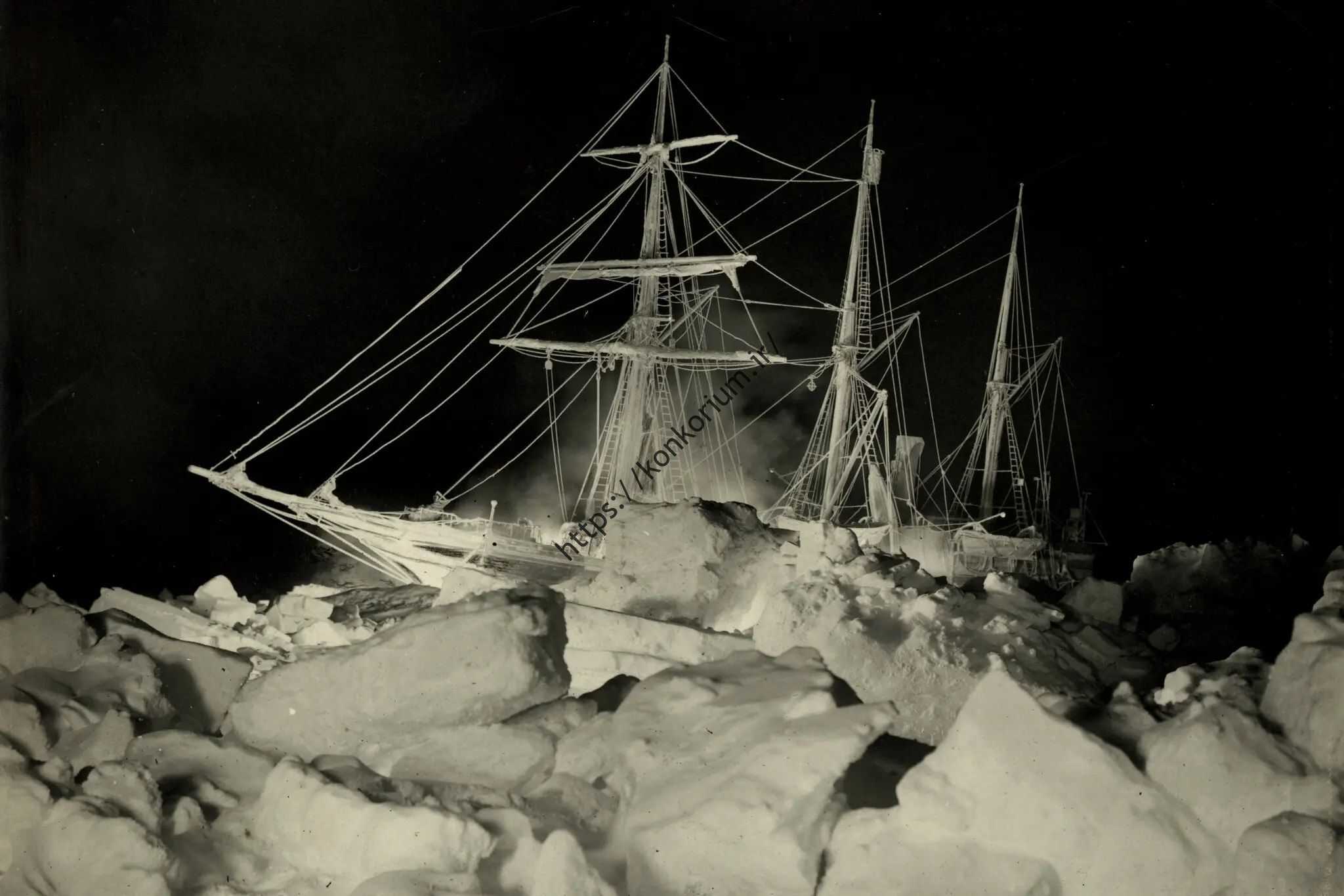 کشتی استقامت در سال 1915 در وسط کلاهک های یخی قطبی