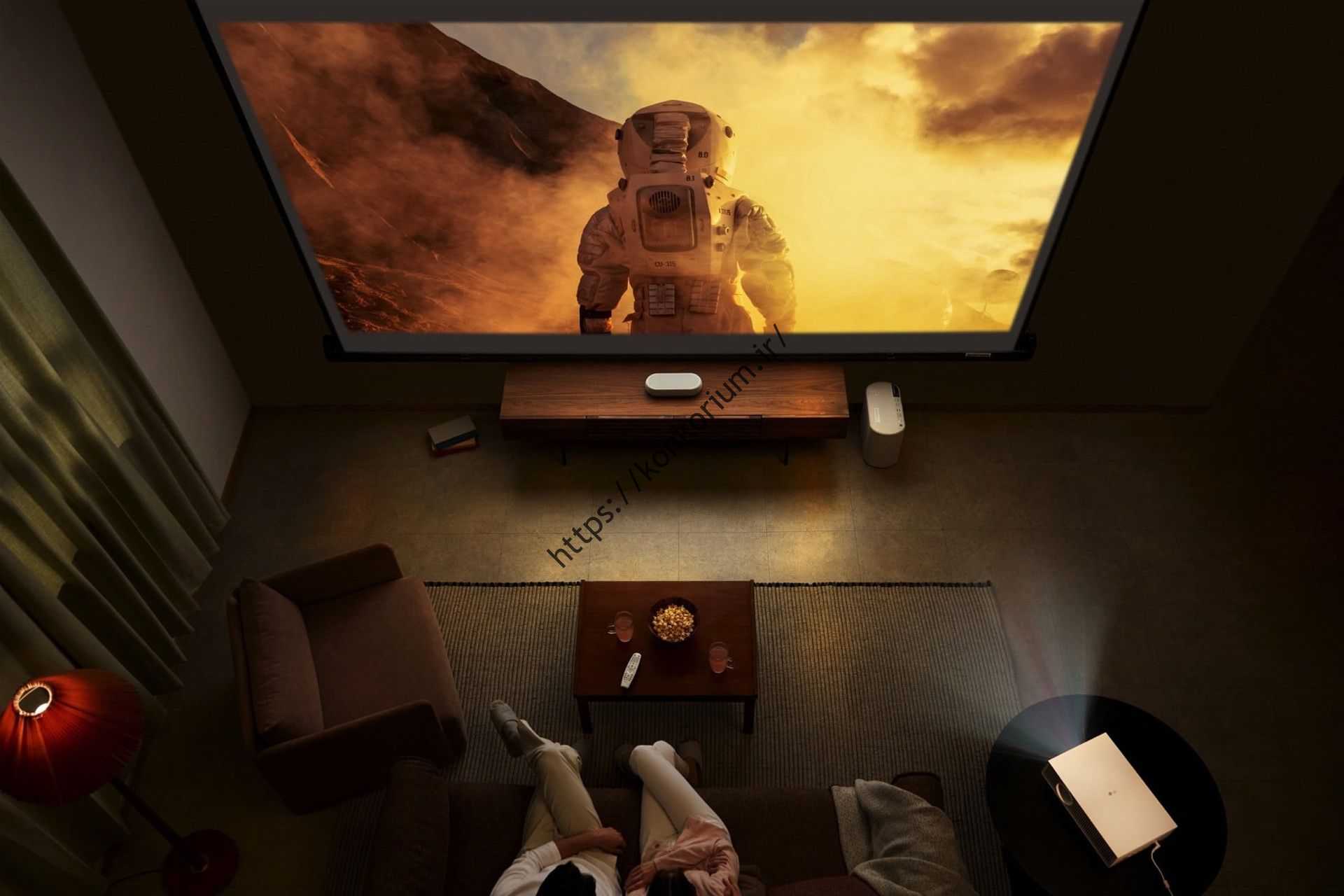 دو نفر در حال تماشای فیلم با پروژکتور 2022 LG HU715Q